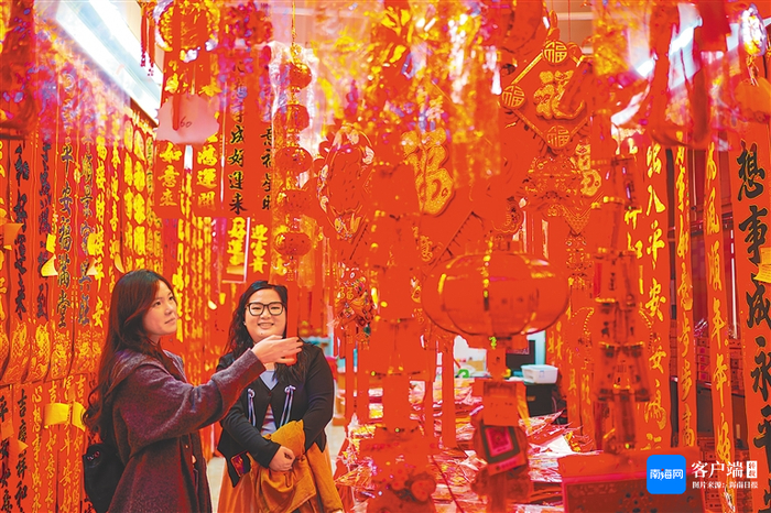 　　海口博爱南路年货市场红火，吸引市民游客前来选购。海南日报全媒体记者 张茂 摄