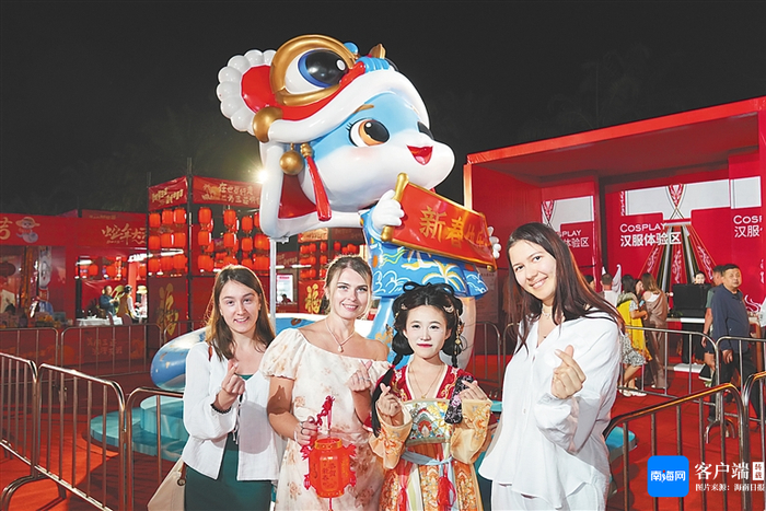 　　国内外游客在三亚大东海参加新春游园会，开心合影。海南日报全媒体记者 王程龙 摄