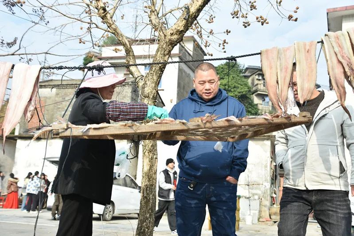 游客来采购买年货。龙茵铭 摄