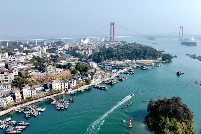 龙门大桥与碧水蓝天相互辉映，共同构成了一幅美丽画卷。赵冠雄 摄