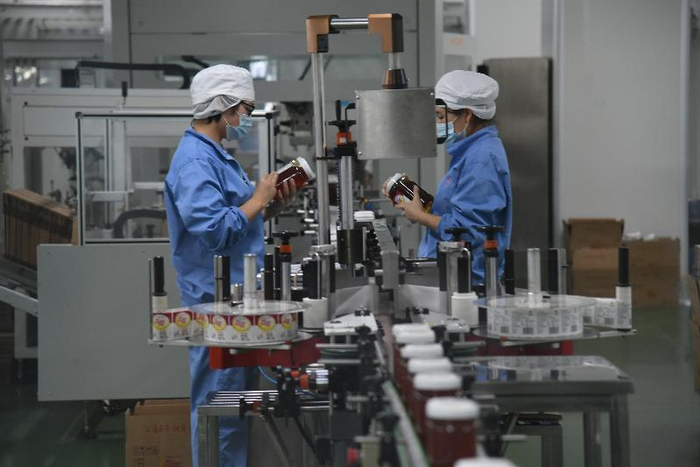 廊坊开发区一家企业生产车间里，工作人员检查产品密封情况。新华社 侯子清 摄