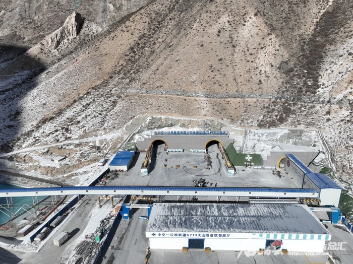 1月18日，在G219线昭温公路西天山特长隧道项目施工现场。李振贤摄
