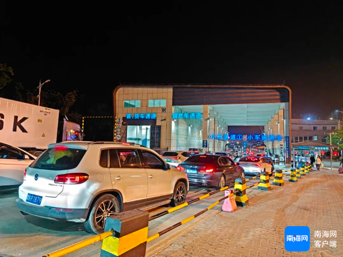 车辆进港登船。徐闻港供图