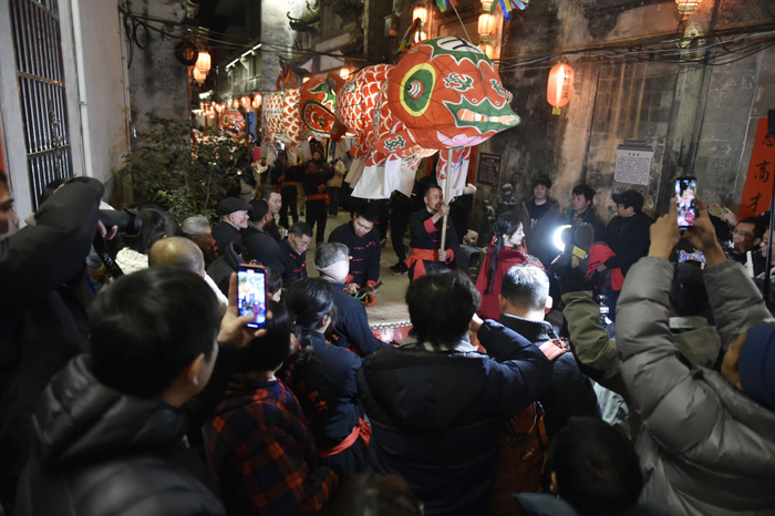 2025年1月8日晚，安徽省黄山市歙县北岸镇瞻淇村鱼灯队在村里表演。新华社记者 鲁鹏 摄