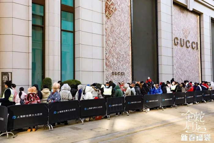 新春福袋吸引消费者彻夜排队