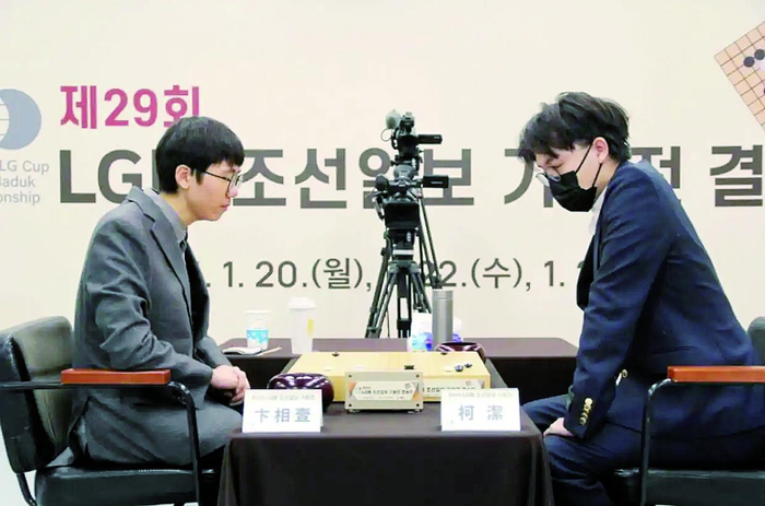     柯洁（右）和卞相壹比赛中 新华社发