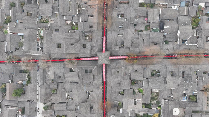 　　充满浓浓年味的阆中古城（无人机照片）。新华社记者 薛晨 摄