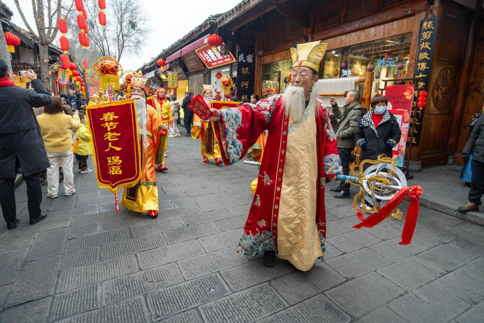 　　“春节老人”在走街串巷赐福。新华社记者 薛晨 摄