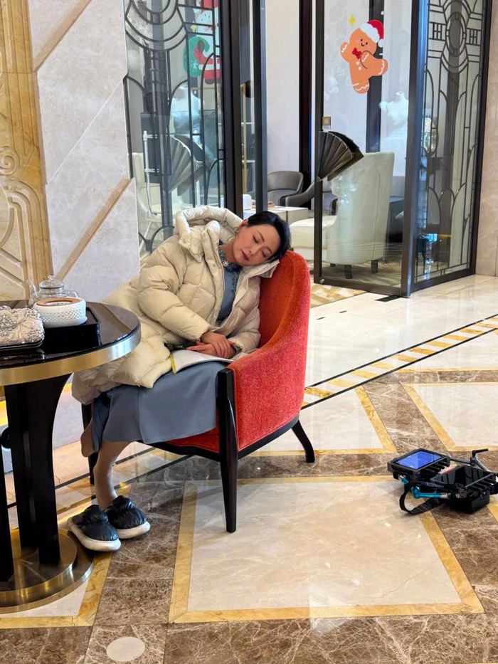 《闪婚》“顶天立地”拍摄中难得小憩片刻的邬倩。​图/受访者提供