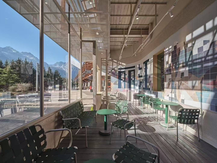 图为：星巴克玉龙雪山店