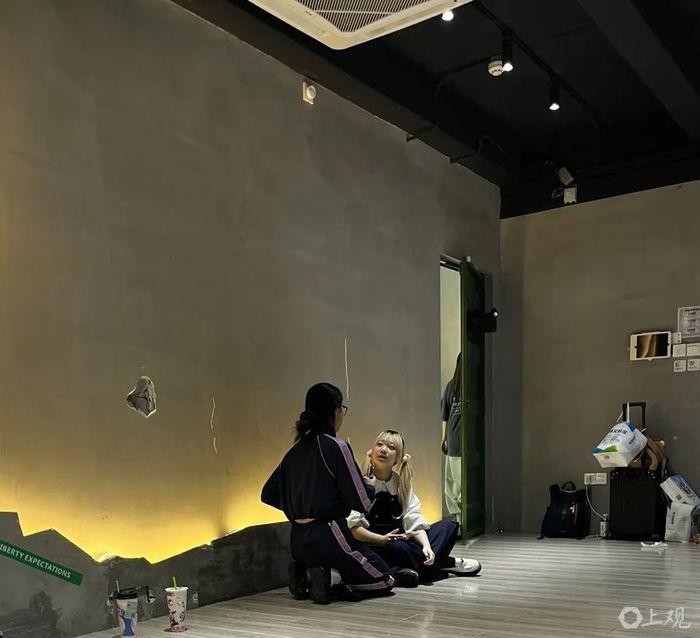 饼饼（左）与新队友在舞蹈教室聊天。王倩 摄