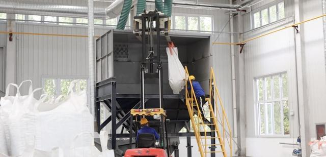 工人正在TCL奥博（天津）环保发展有限公司的拆解车间内工作（受访者供图）