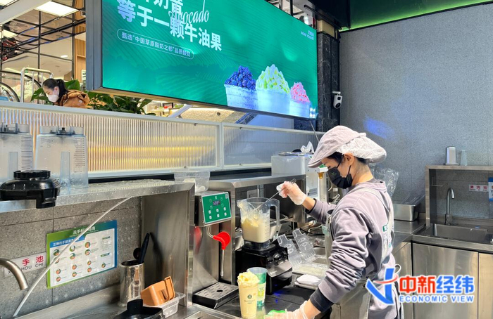 茉酸奶长安商场店店员正在制作酸奶奶昔 中新经纬闫淑鑫摄