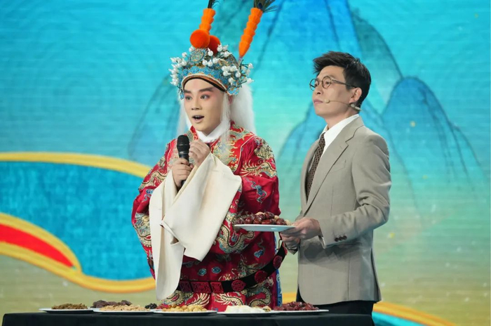 （刘翼德在录制现场分享家乡特产）