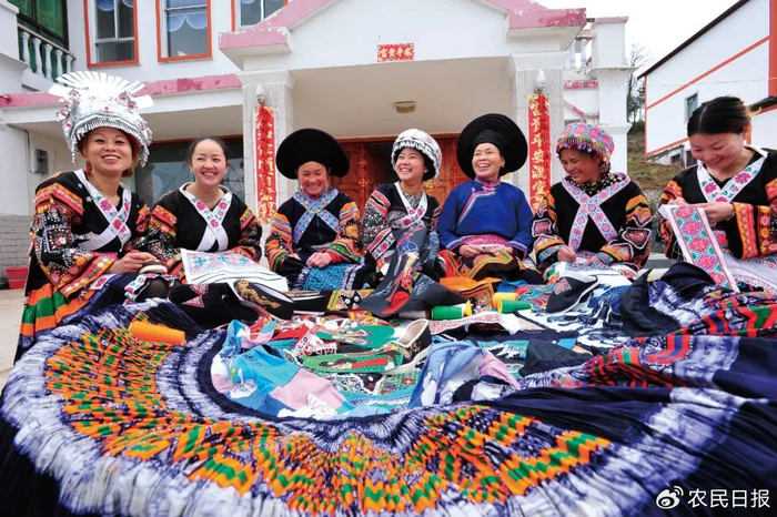 龙里县妇联培训苗女提升刺绣技艺。资料图