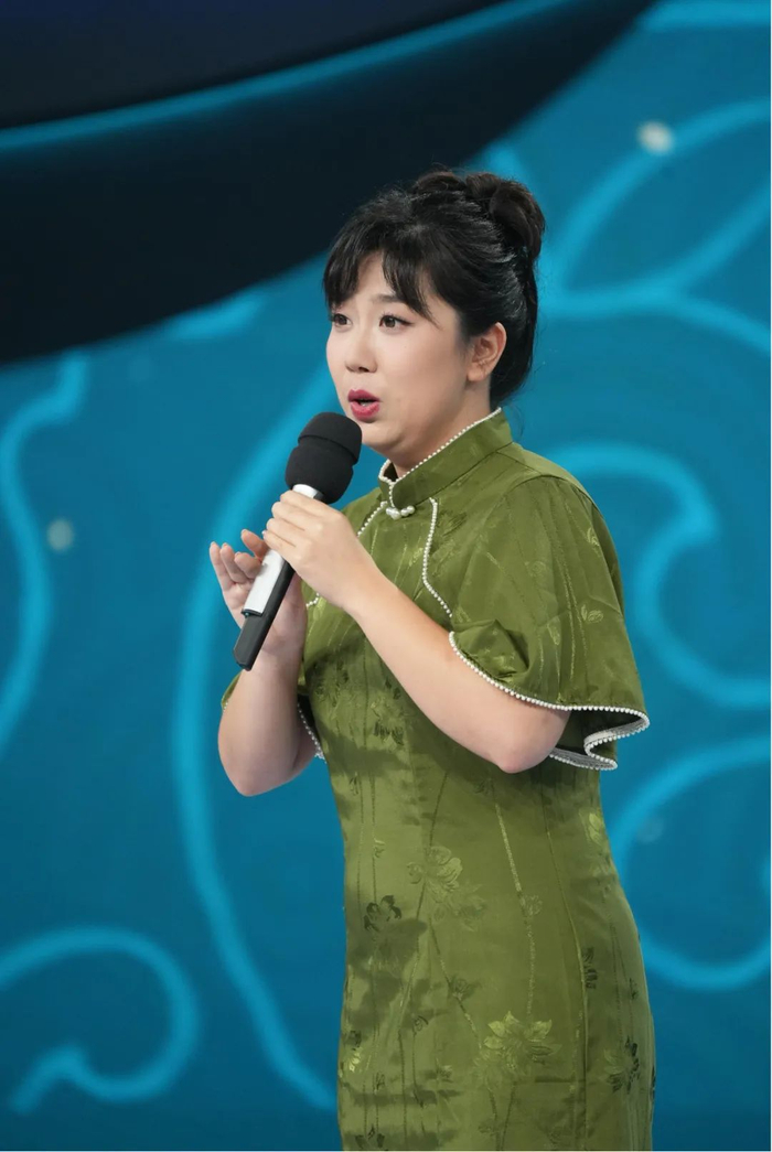 （“00后”票友张淑怡、徐楹林在现场表演）
