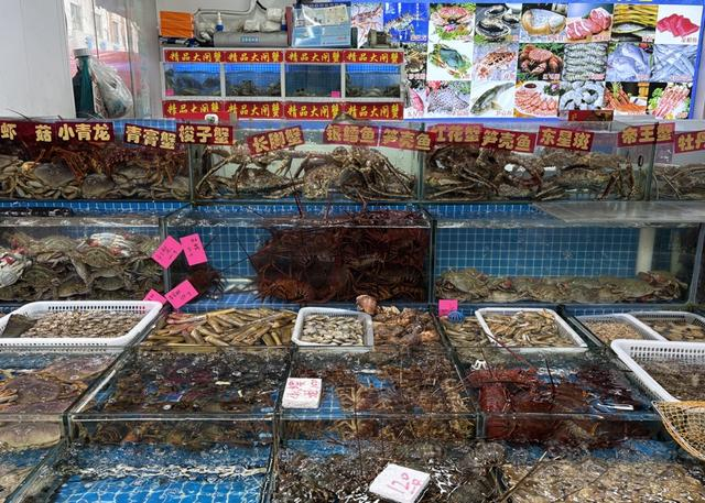 海鲜大餐受欢迎。 吴越摄