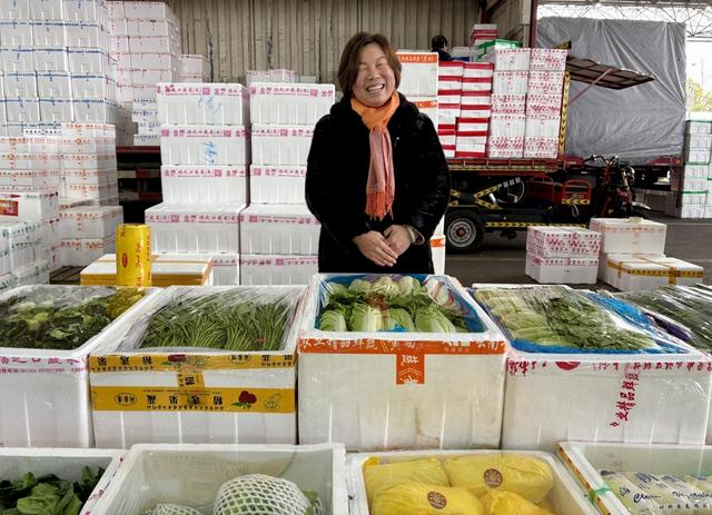 从事蔬菜批发的董可兰这几天忙个不停。 吴越摄