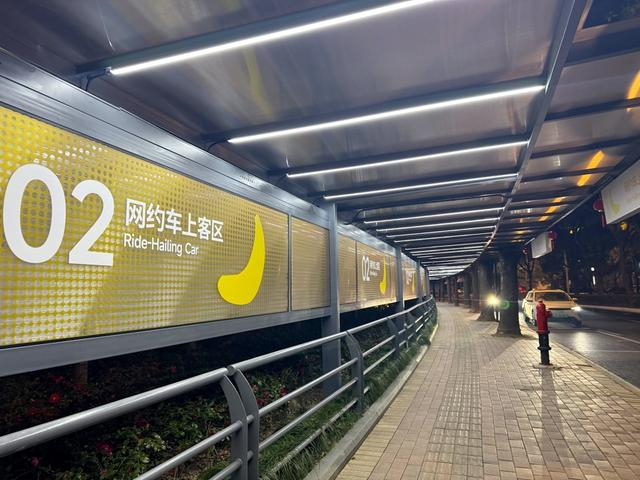 上海南站北广场网约车上车点 舒抒 摄