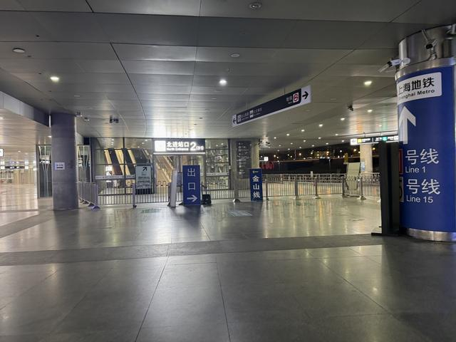0时30分，上海南站北广场铁路旅客到达区。 舒抒 摄