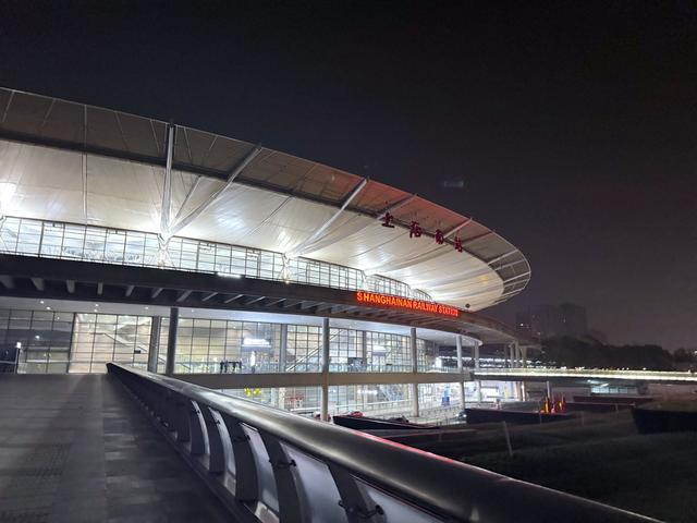 春运期间深夜的上海南站。 舒抒 摄