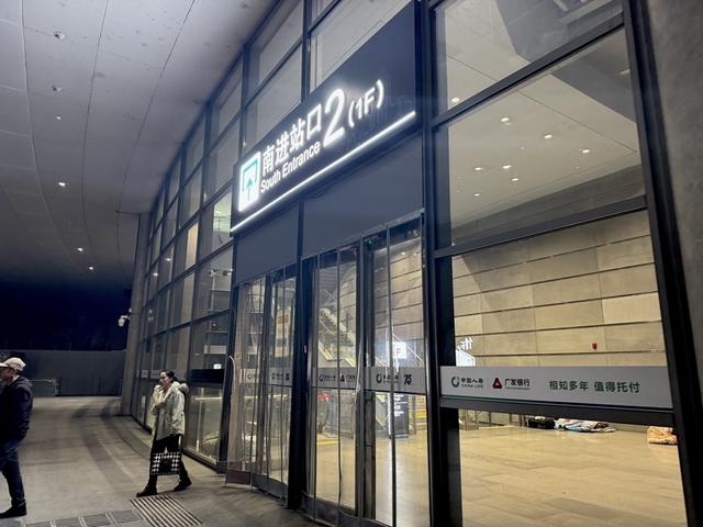 0时30分，上海南站南进站口。 舒抒 摄