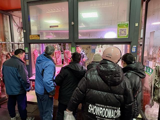 市民选购猪肉。 吴越摄