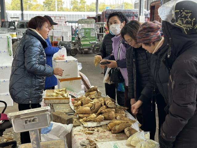 市民选购冬笋。 胡靓摄