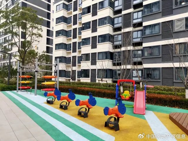 社区绿化与儿童游乐设施。徐凡淋/摄