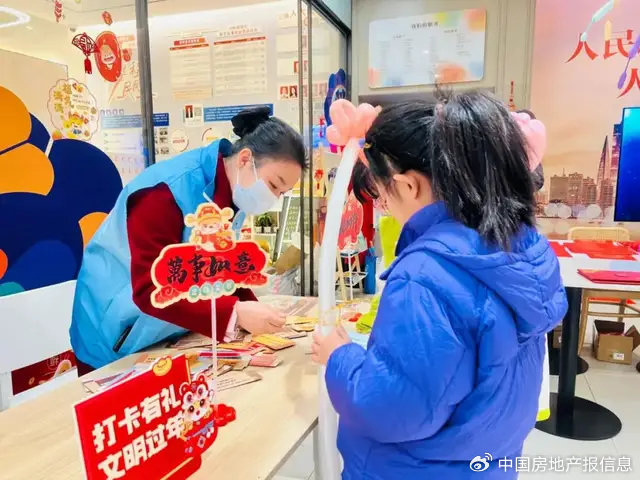 余玓瓅作为志愿者参与有巢新年活动。（受访者供图）