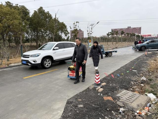 自带小推车来辉展市场卖水果的市民消费者。沈思怡 摄