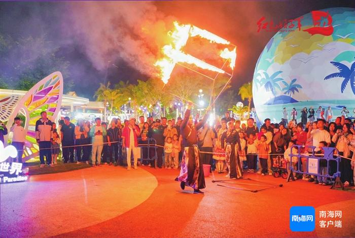 　游客在三亚红色娘子军景区观看火壶表演。记者 沙晓峰摄