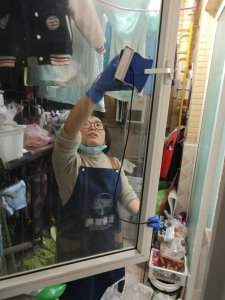 家政人员在打扫卫生。受访者供图