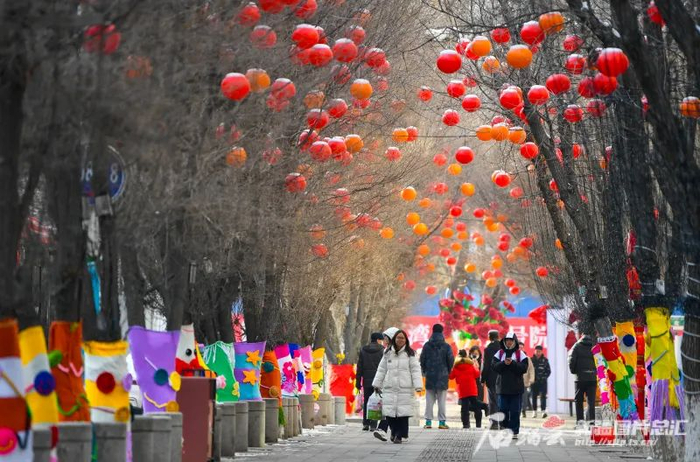 乌鲁木齐市明园西路人行道上装饰一新（资料图片）。石榴云/新疆日报记者 汤永摄