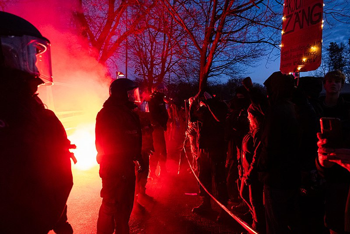 △1月25日，民众在下萨克森州街头举行抗议集会。