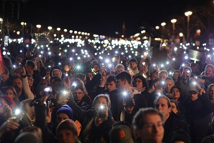 △1月25日，民众在柏林举行反对右翼极端主义的集会时高举手机灯光。