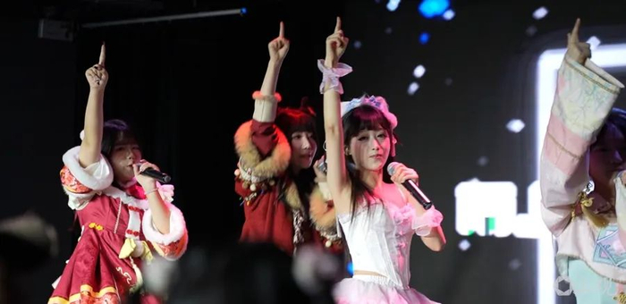 1月5日，北京的地下偶像组合“永无岛”正在次乐元空间表演。王倩 摄