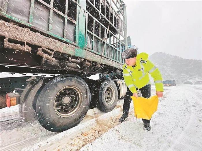 闻雪而动 交警救援受困车辆 西安公安交警供图
