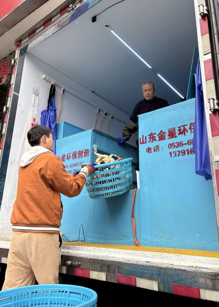 工人师傅搬运刚从俄罗斯运来的帝王蟹。吴越摄