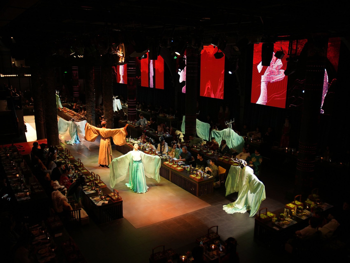 演员们重现古风乐舞。