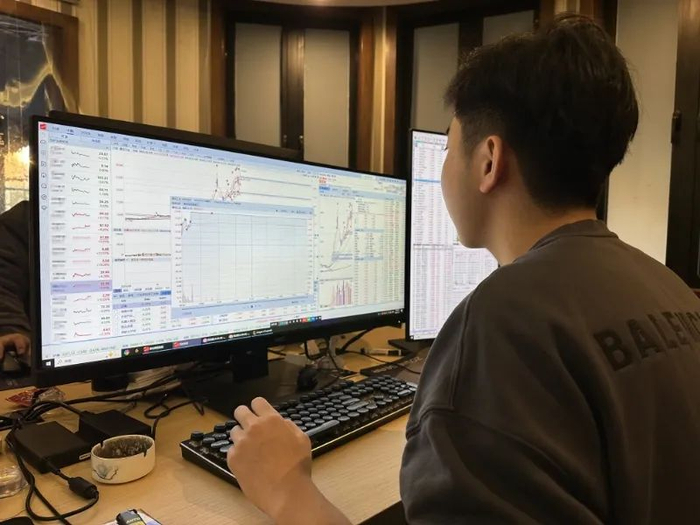 李南在交易室复盘。图/于盛梅摄