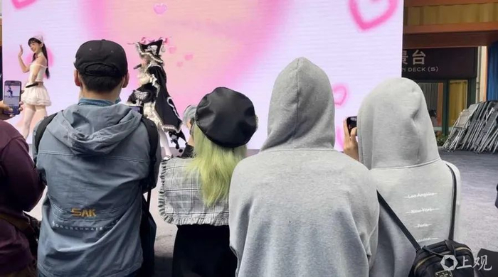 粉丝梦瑶（右起第三）正在把镜头对准舞台上的小偶像。金颖 摄