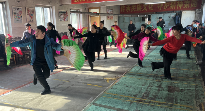 国家级非遗传承人巴恒金（左1）开设抚顺地秧歌培训班。