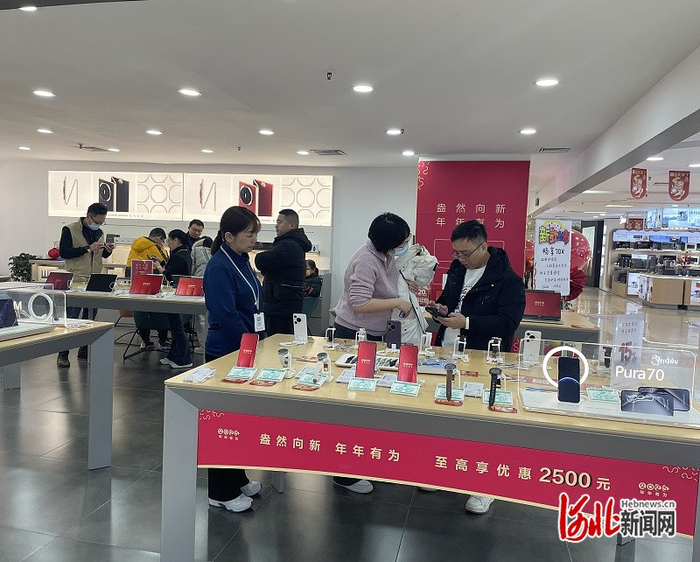 图为顾客正在挑选数码产品。孔新花/摄