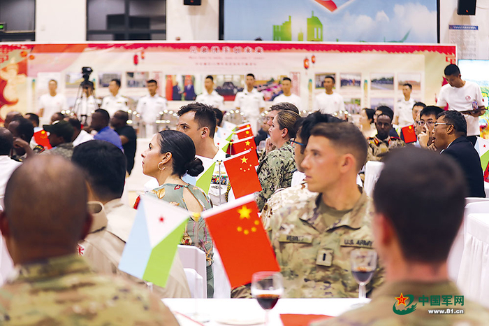 嘉宾观看文艺表演。王宗洋摄