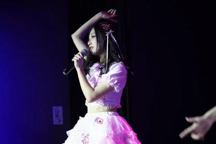 饼饼在舞台上。