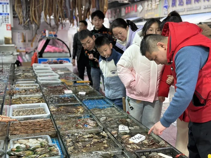 江杨水产品市场海鲜档口火爆。胡靓摄