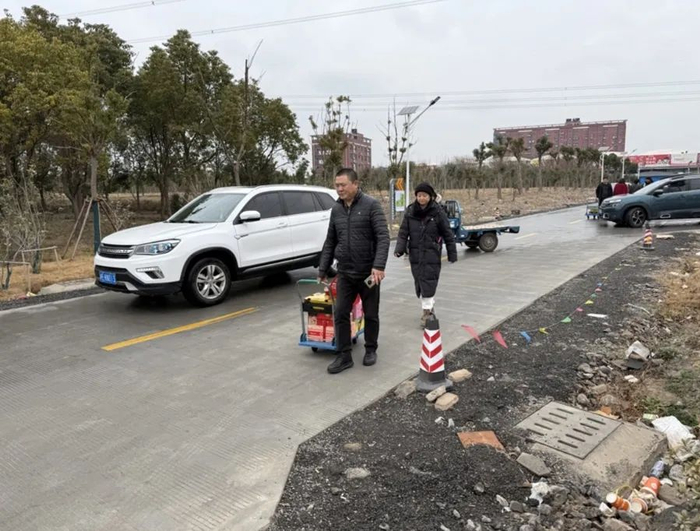 自带小推车来辉展市场卖水果的市民消费者。沈思怡 摄