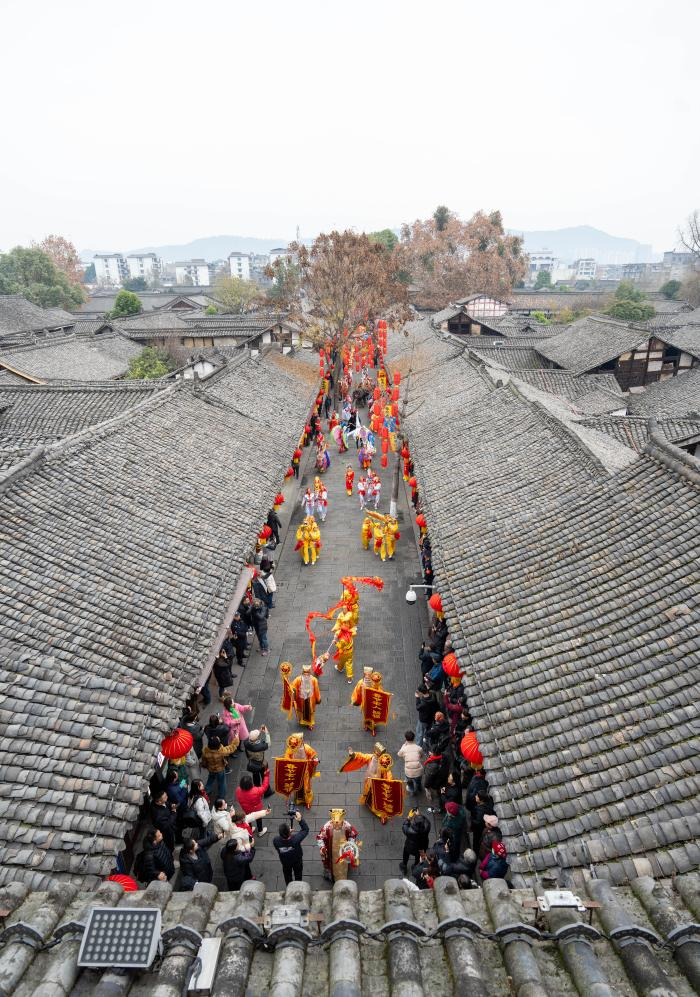 　　古城里的展演队伍。新华社记者 薛晨 摄