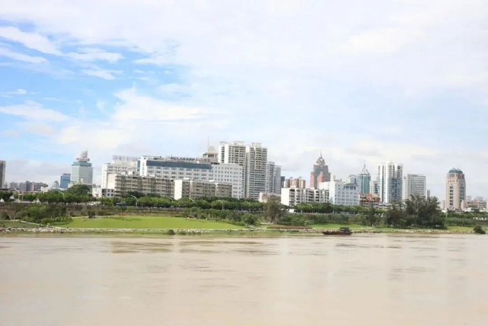 邕江北岸示范段治理后